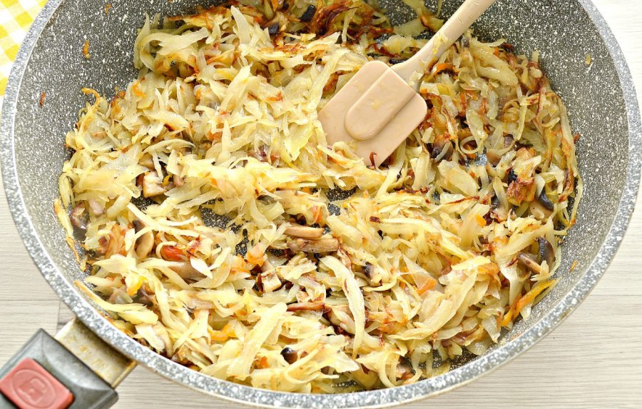 Пирожки с яйцом и луком