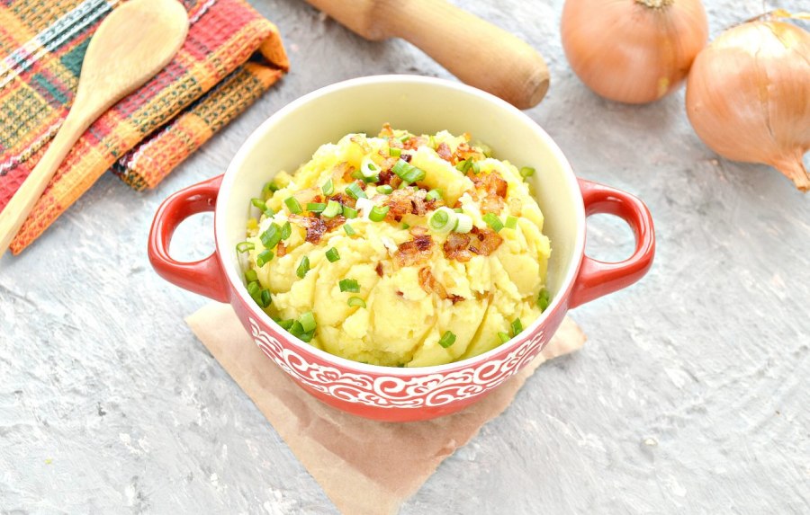 Пирог с луком и яйцом