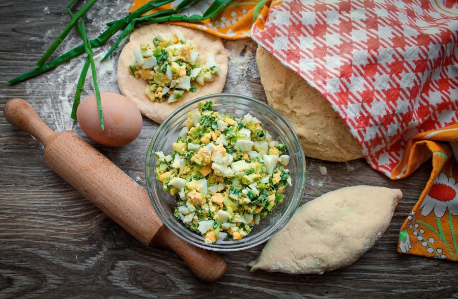 Пирожки с яйцом и зеленым луком