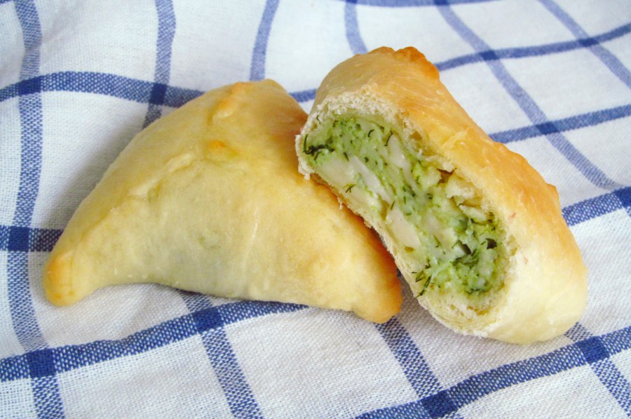 Пирожки с луком и яйцом жареные