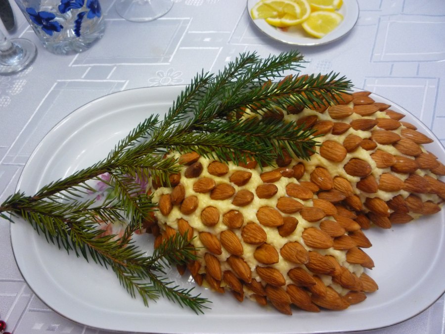 Новогодний салат шишка с миндалем