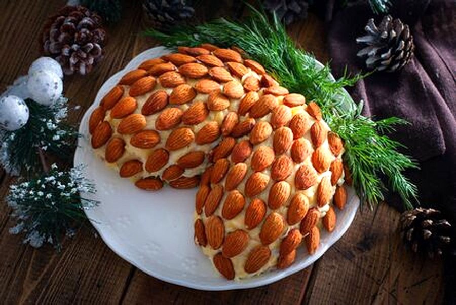 Салат шишка с миндалем