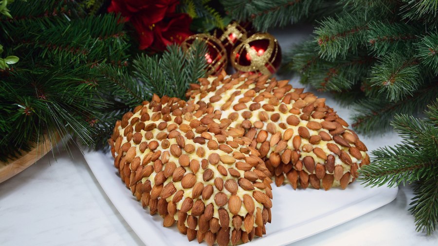 Новогодний салат шишки