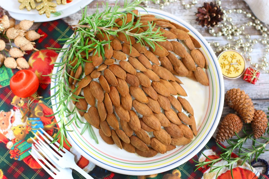 Салат Сосновая шишка с миндалем