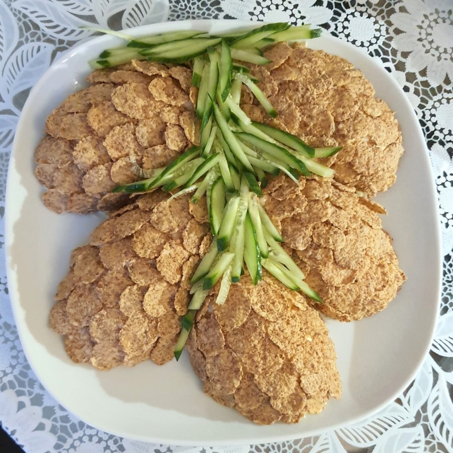 Новогодний салат сосновые шишки