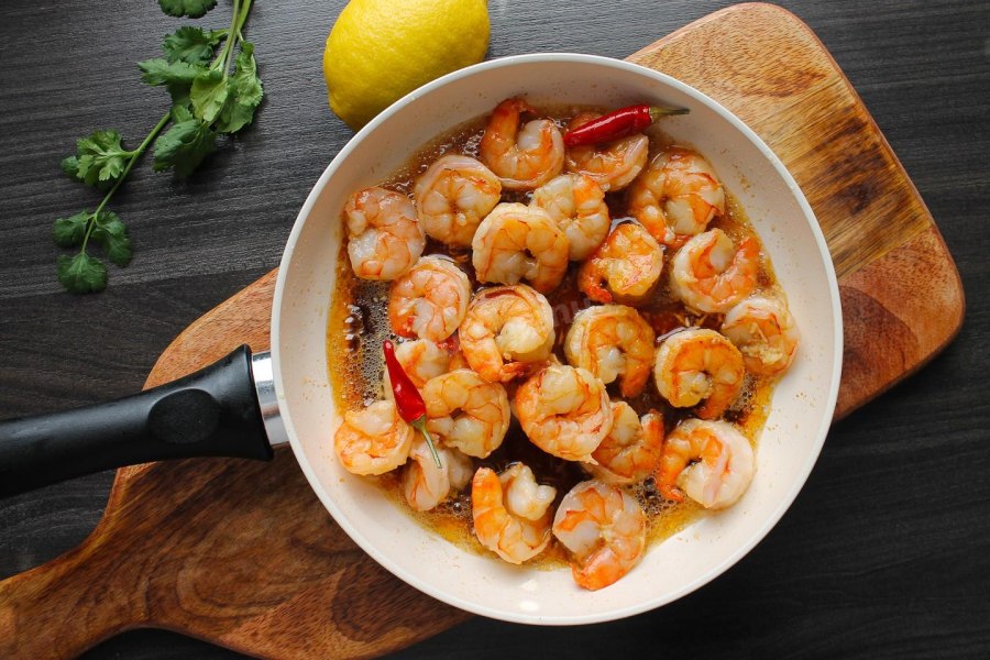 Креветки в лимонно-чесночном соусе