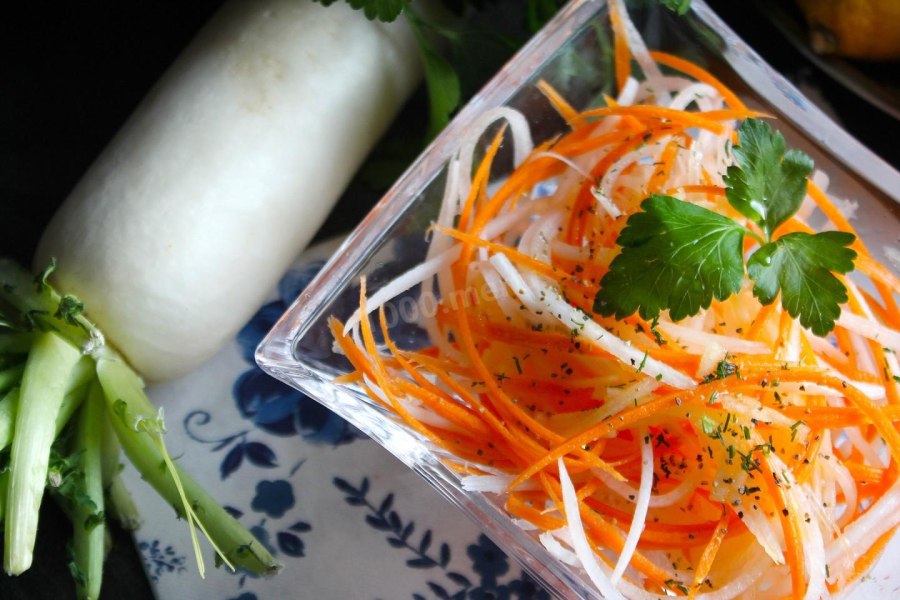 Салат с редькой и морковью и мясом