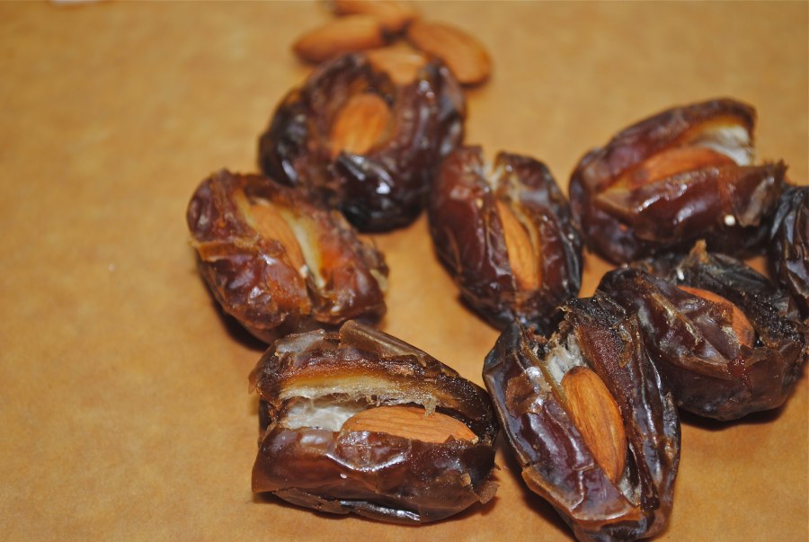 Закуска с финиками и беконом