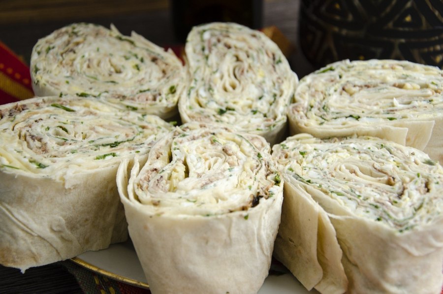 Рулет из лаваша с тунцом