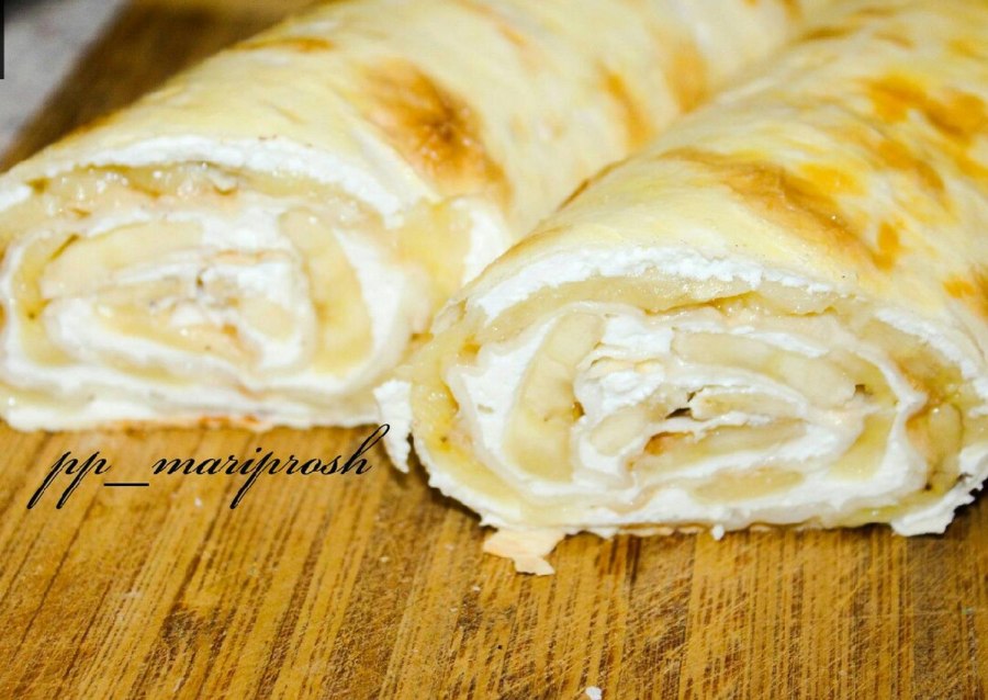 Рулет из лаваша с творогом и бананом