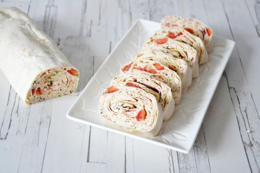 Рулетики из лаваша с крабовыми палочками и сыром