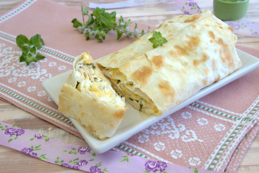 Рулет сулугуни с творогом и зеленью