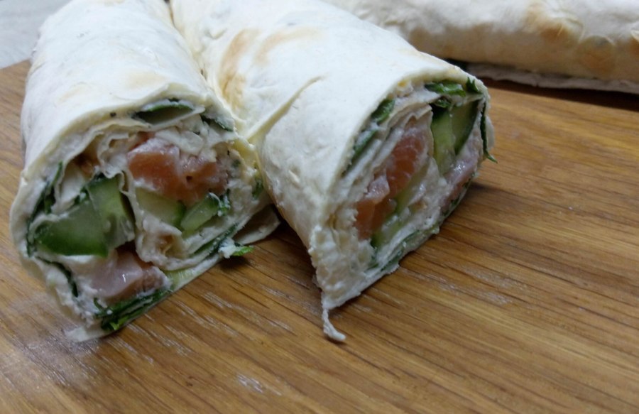 Рулетики из лаваша «Цезарь» с курицей.