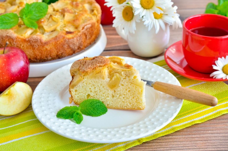 Шарлотка с яблоками