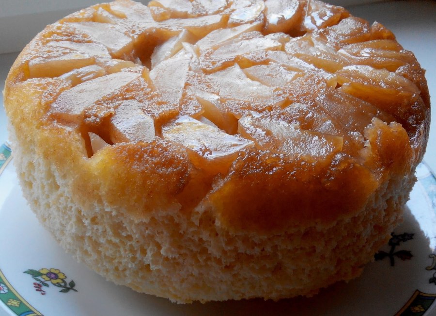 Шарлотка с яблоками сверху