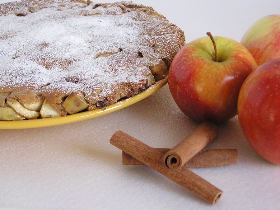 Яблочная шарлотка