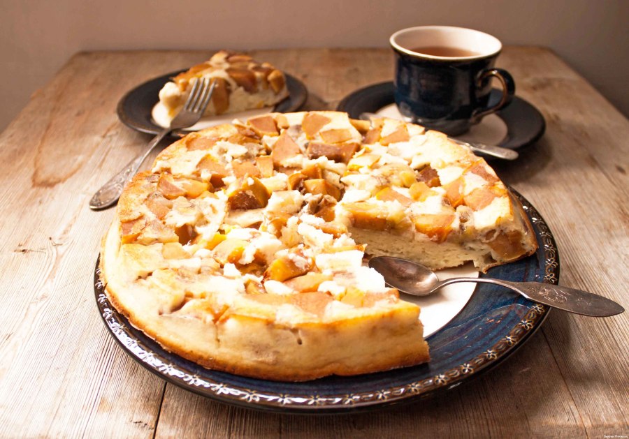 Шарлотка на йогурте с яблоками