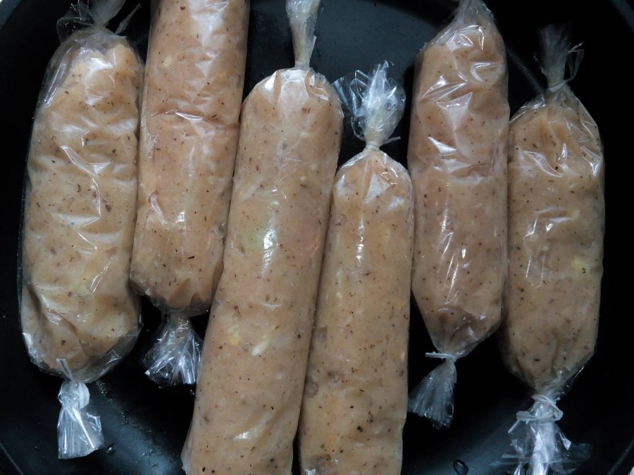 Колбаски в пищевой пленке