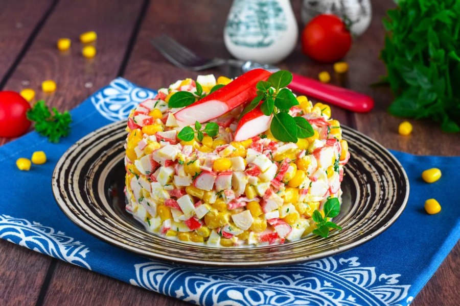 Салат с крабовыми палочками и кукурузой и рисом