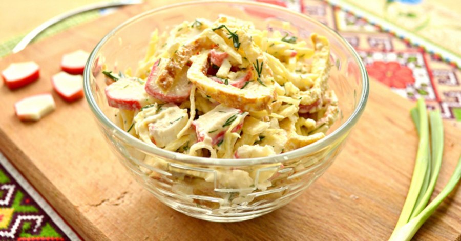 Салат с омлетным блином