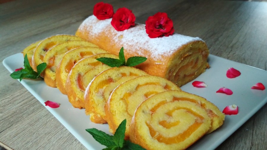 Рулет с фруктовой начинкой