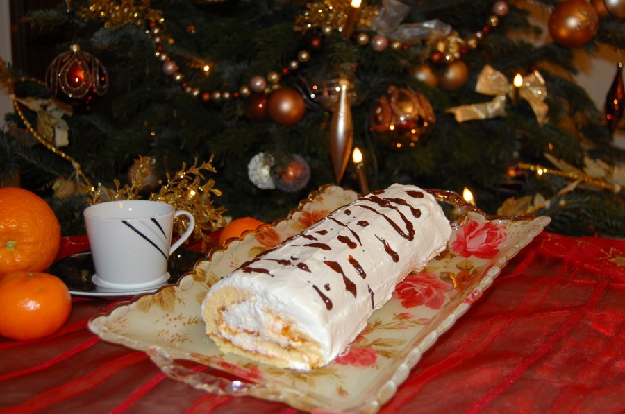 Рулет с абрикосовым джемом