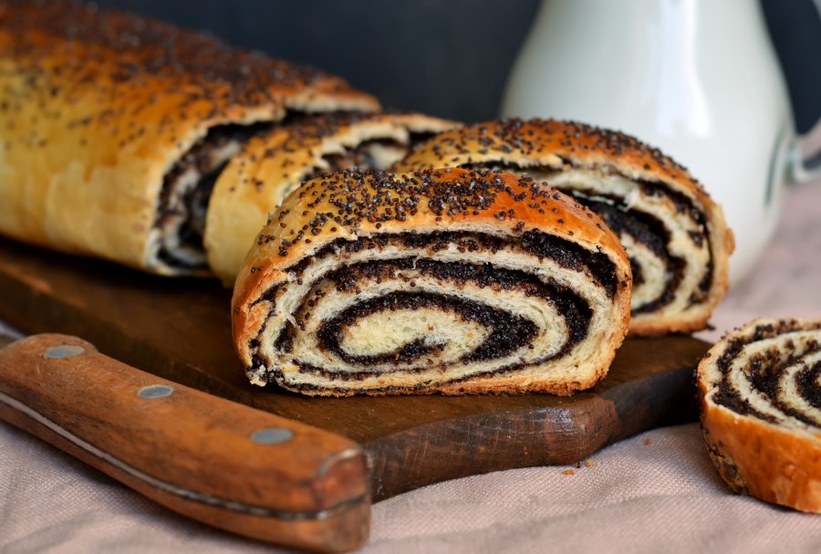 Рулет бисквитный с абрикосовым джемом