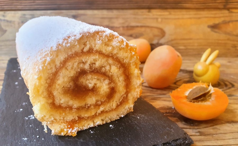 Бисквитный рулет с малиной