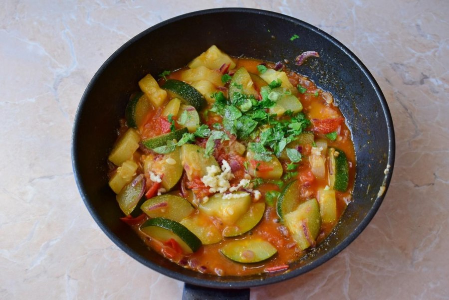 Тушёные кабачки с помидорами