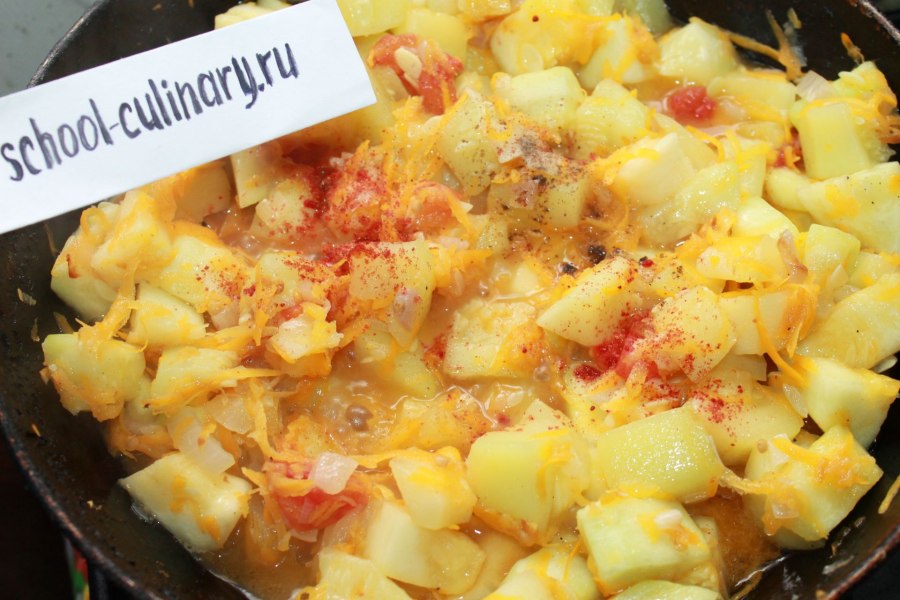 Кабачки тушёные с морковью и луком