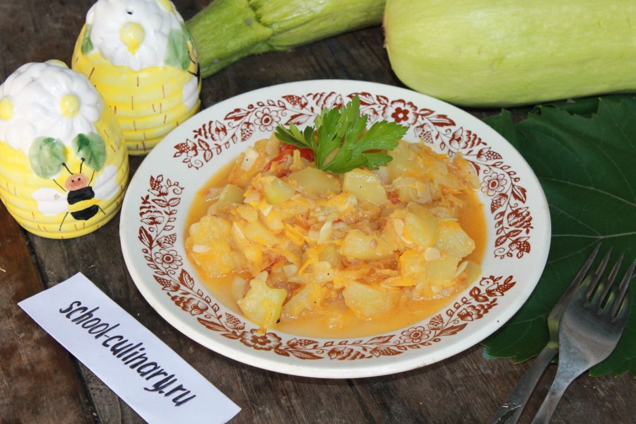 Тушёные кабачки с помидорами