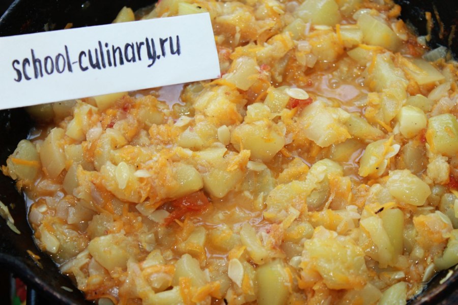 Кабачки тушёные с морковью и луком