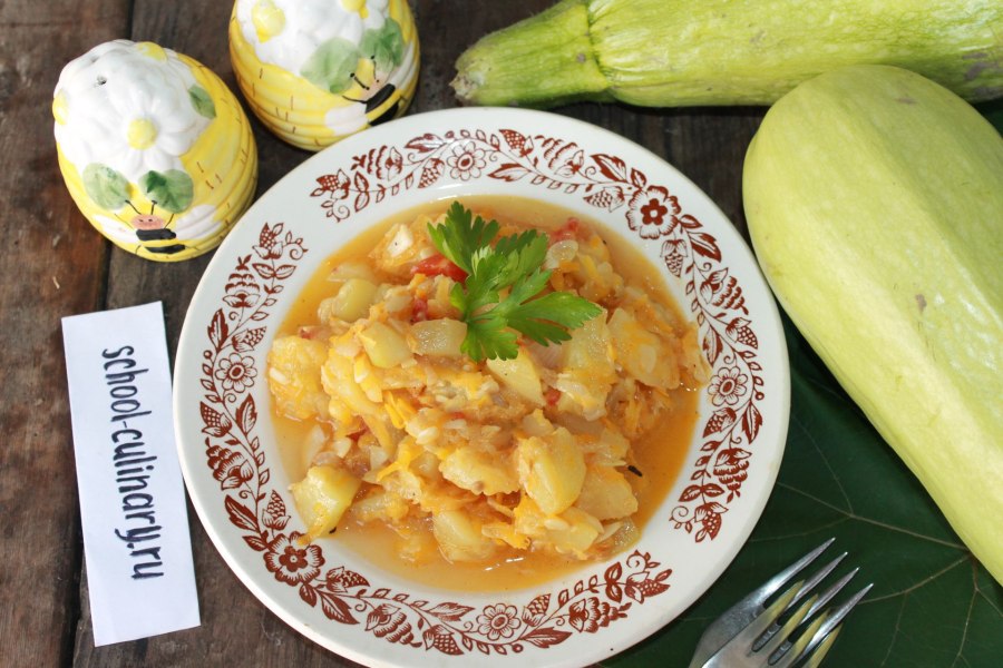 Тушёные кабачки с овощами