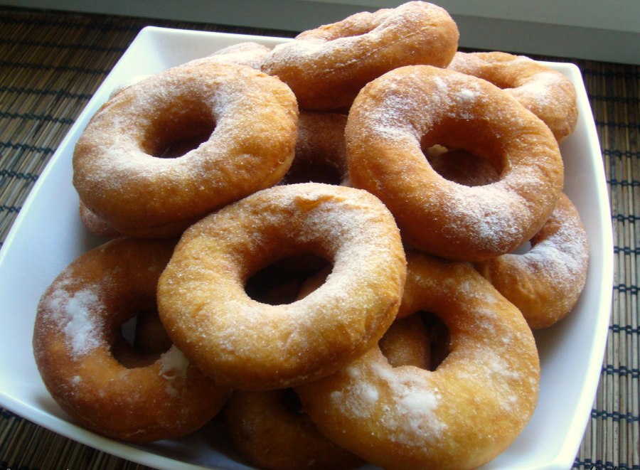 Творожные бублики с сыром и кунжутом в духовке