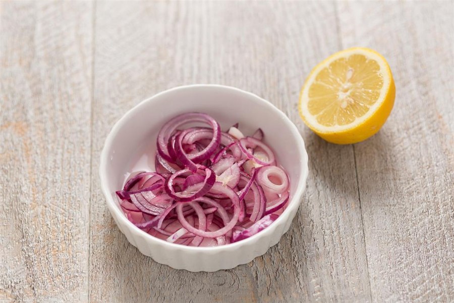 Маринованный красный лук