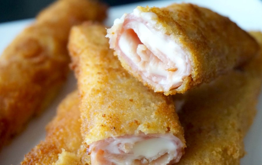 Пирожок с ветчиной и сыром