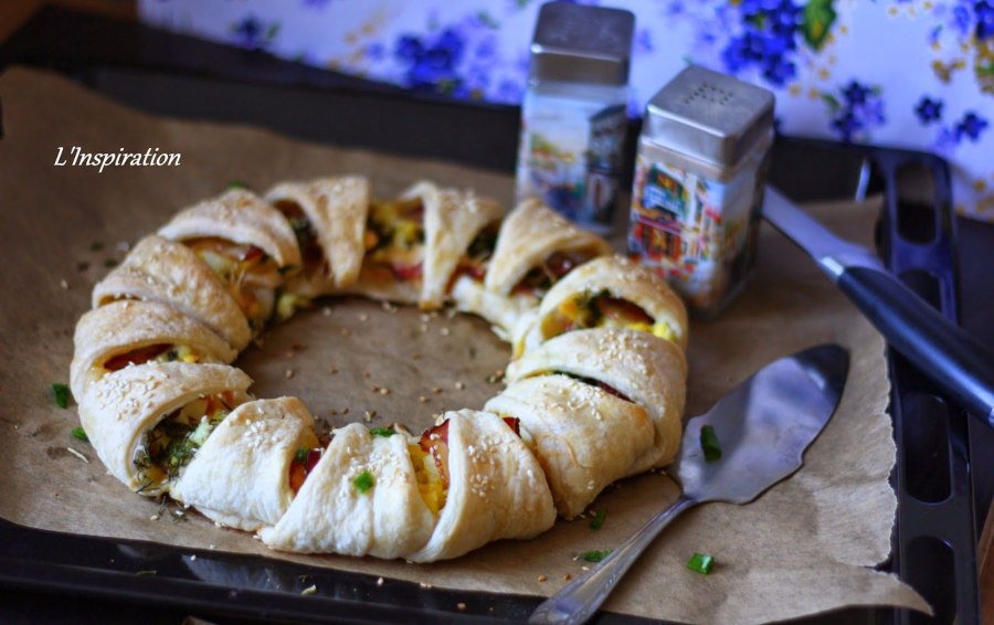 Пирог венок с беконом и сыром