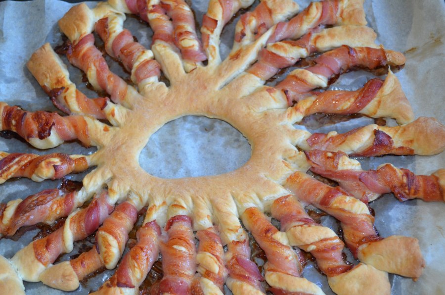 Пирог с камамбером и беконом