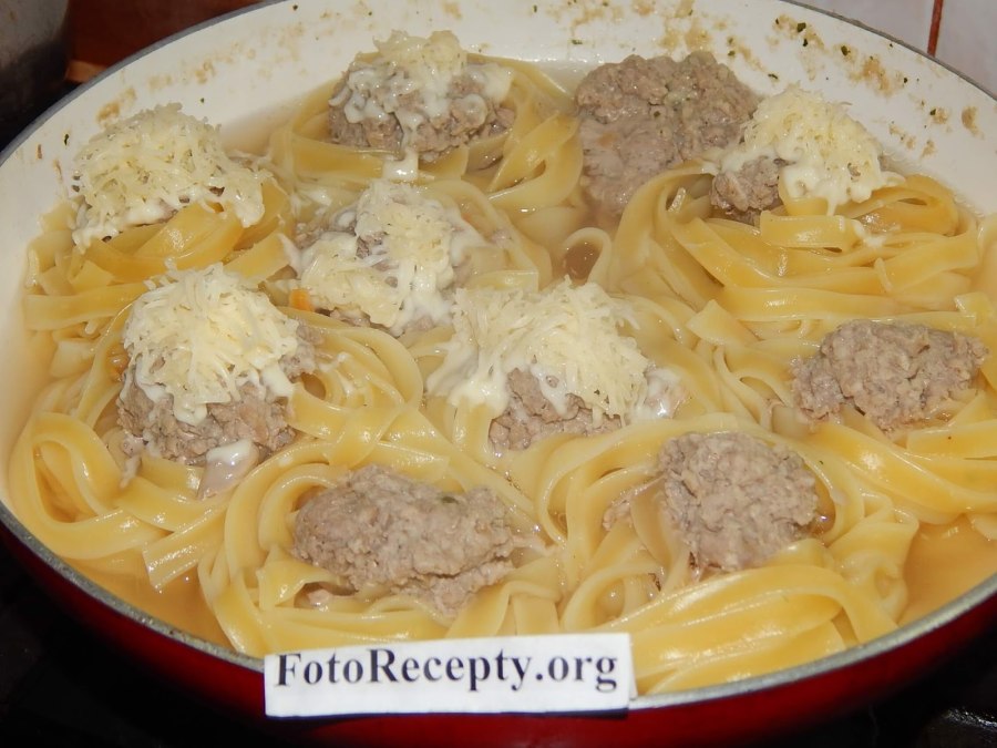 "Гнёзда" из спагетти с фаршем, помидорами и сыром (в духовке)
