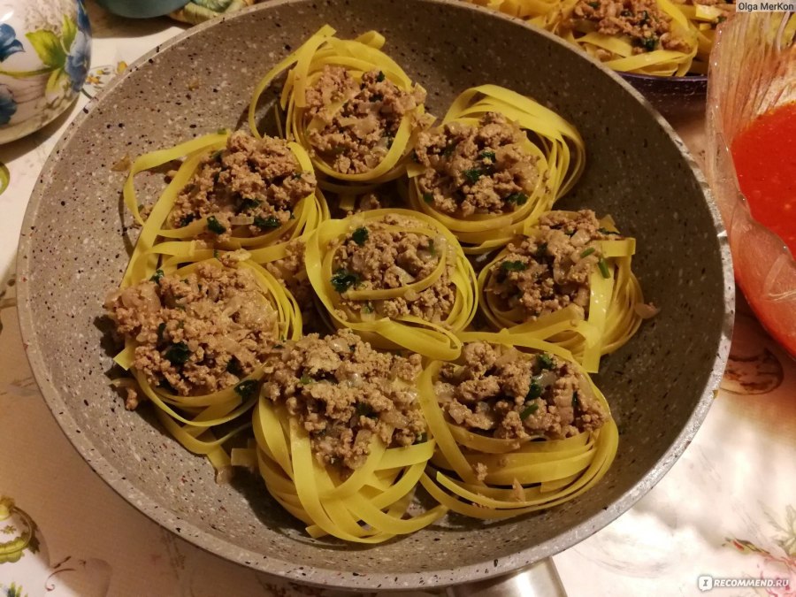 Макароны гнёзда с фаршем на сковороде