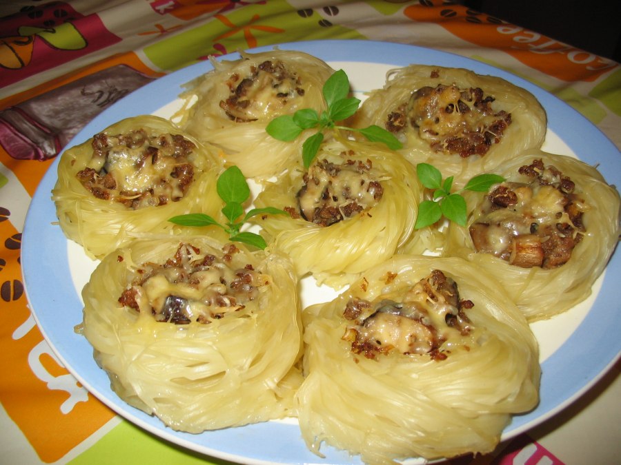 Спагетти с грибами и фаршем в сметанном соусе