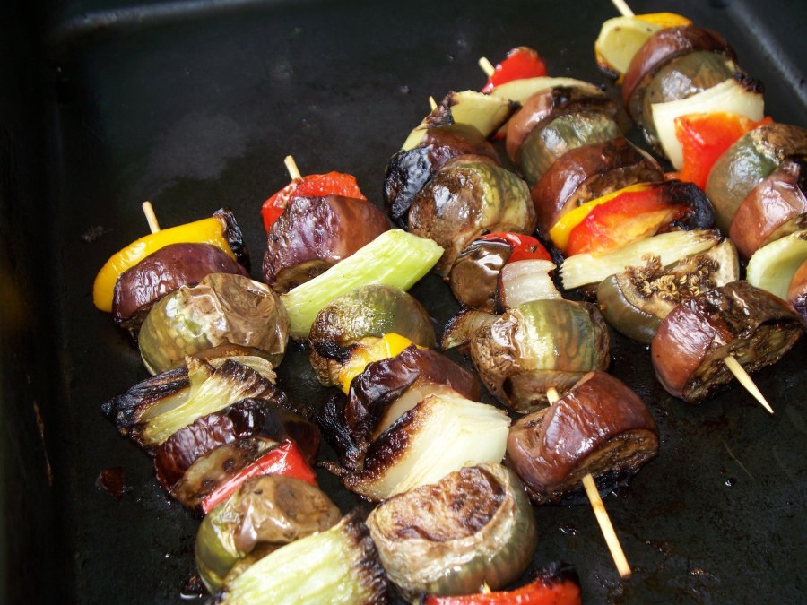 Овощи на шпажках на мангале