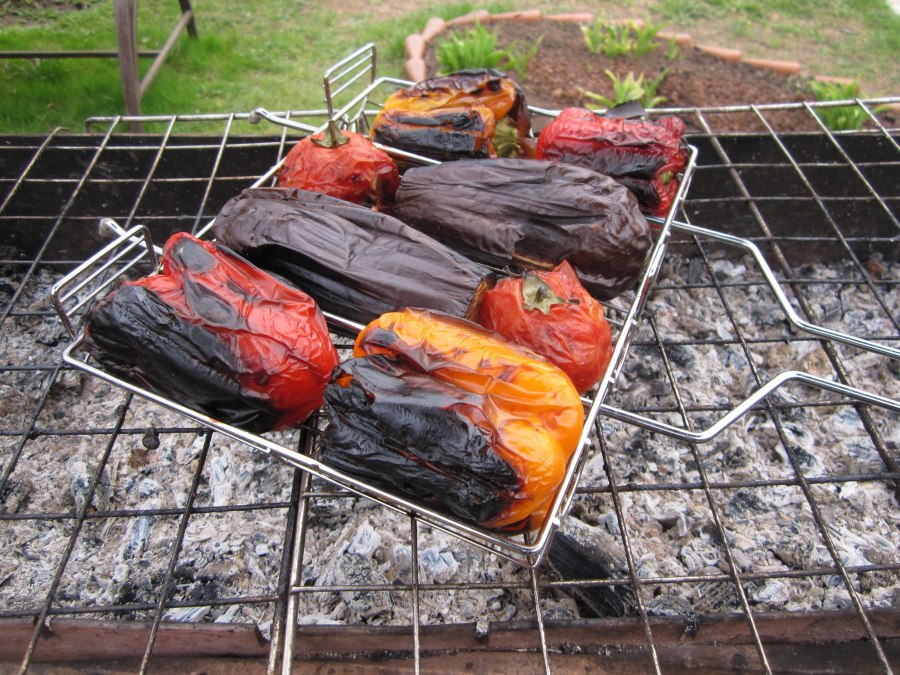 Овощи на углях на решетке