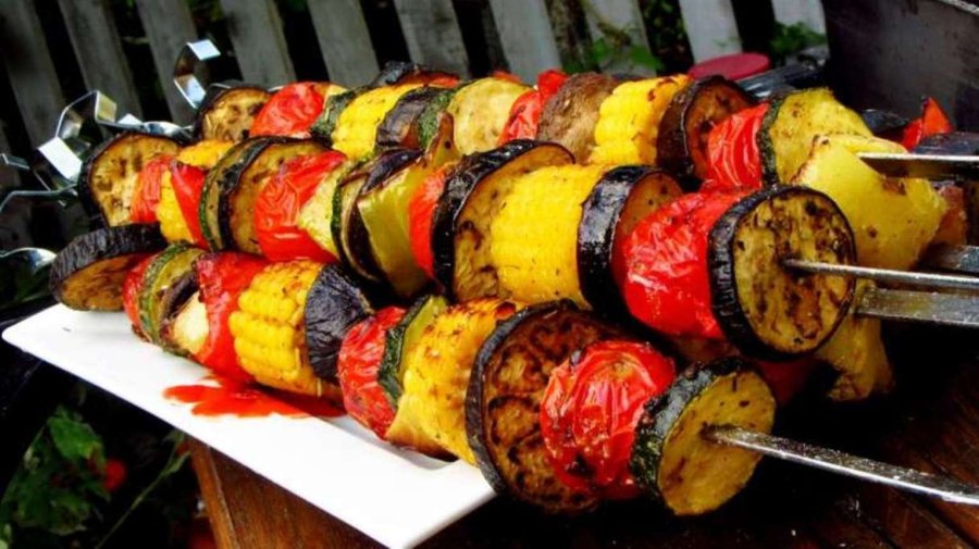 Овощи на мангале на шампурах