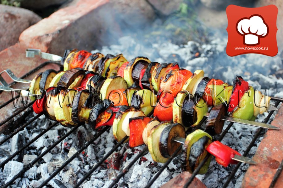 Овощи на шампуре на костре