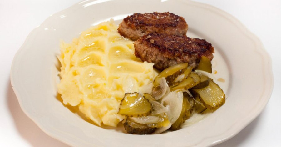 Жареная картошка с котлетами