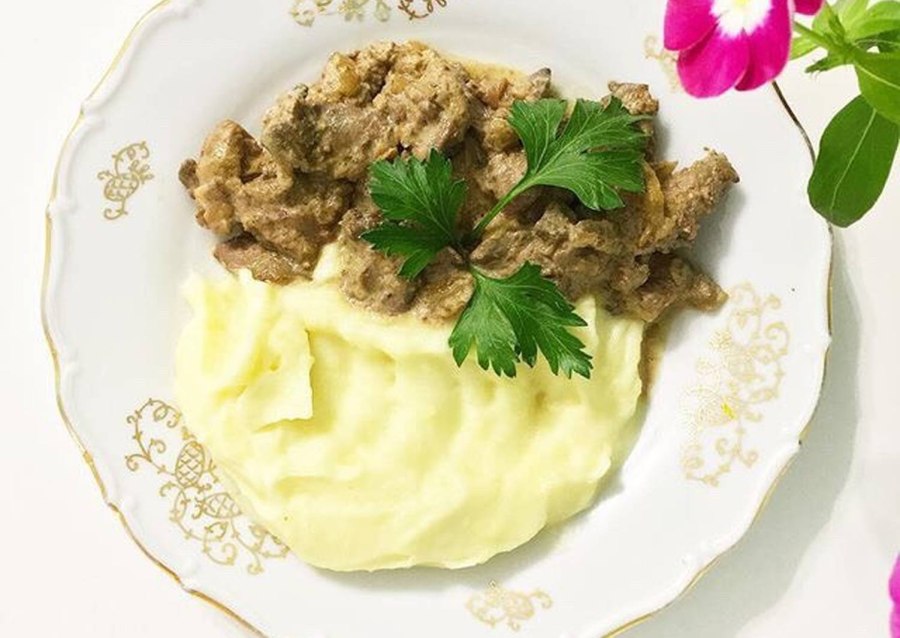 Бефстроганов с солеными огурцами