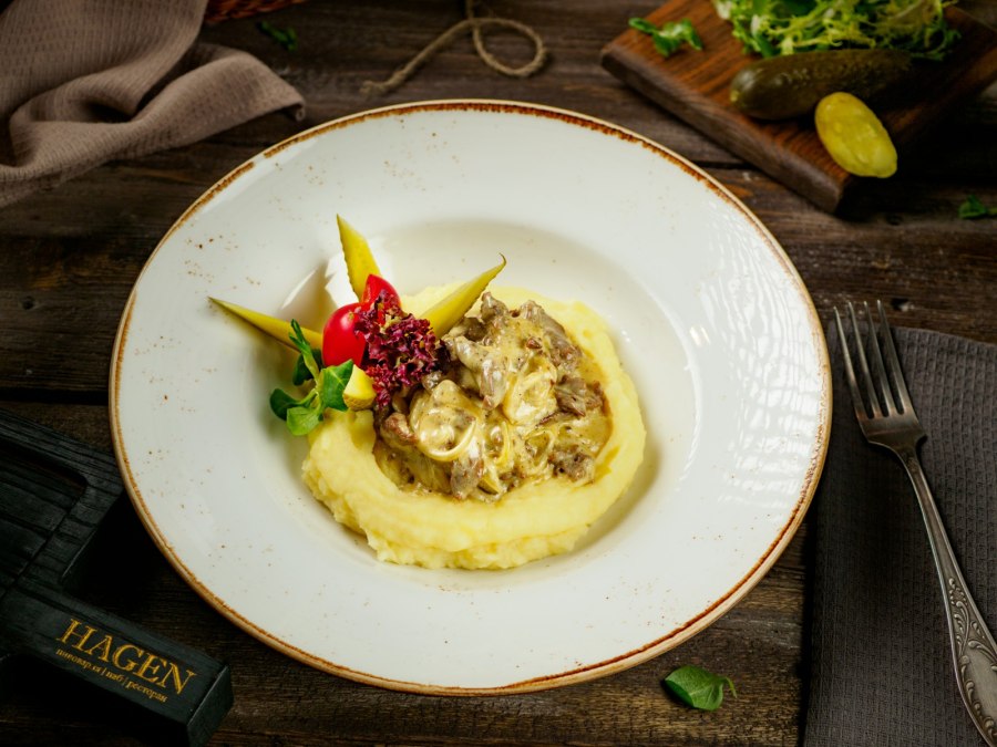 Бефстроганов из говядины с картофельным пюре