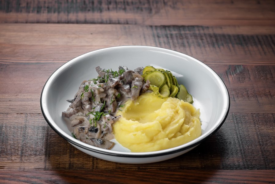 Бефстроганов с картофельным пюре и солеными огурцами