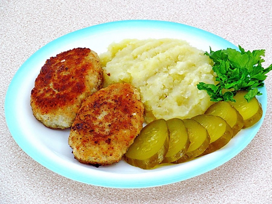 Пюре котлета огурчик